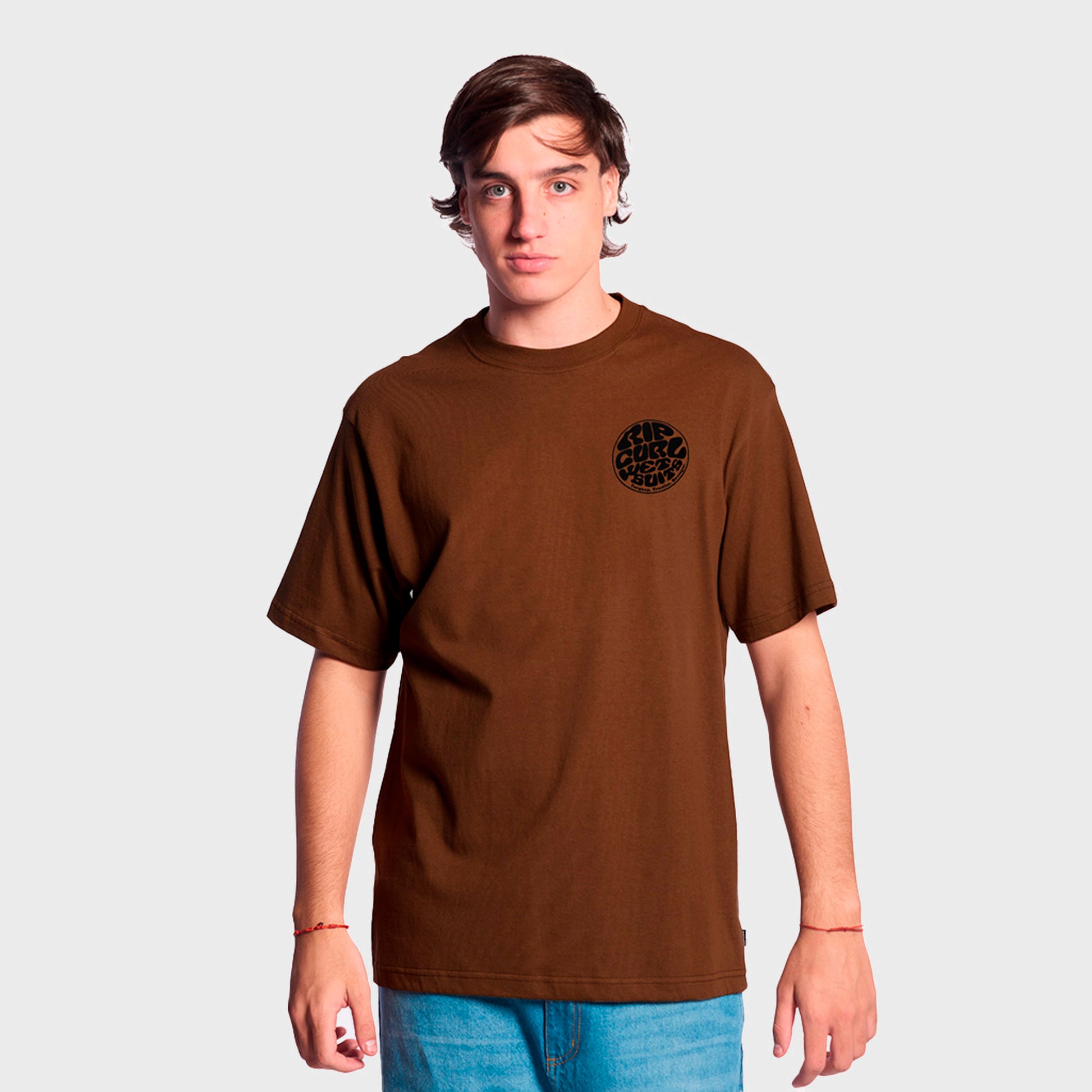 REMERA RIP CURL ICONS OF SURF BROWN - Cross the line