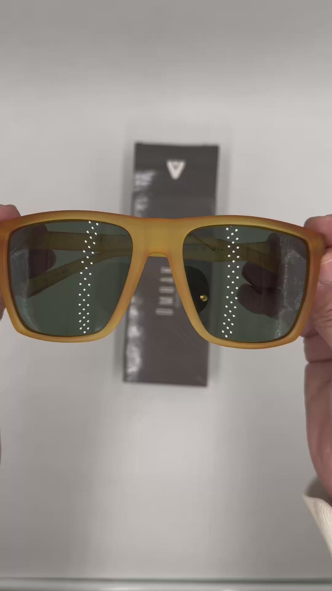 ANTEOJOS OMBAK PICHILEMU BEIGE CRISTAL MATE VERDE G15 POL