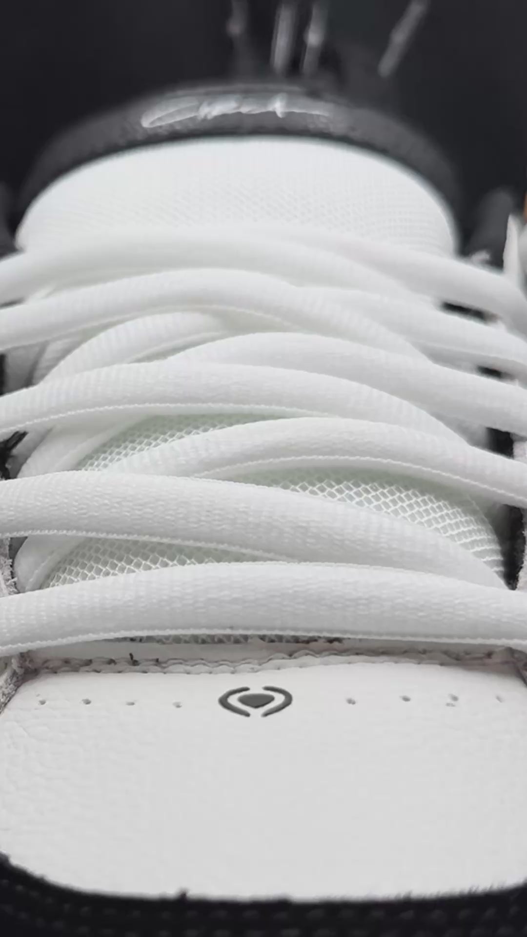 ZAPATILLA CIRCA 205 SE WHITE BLACK