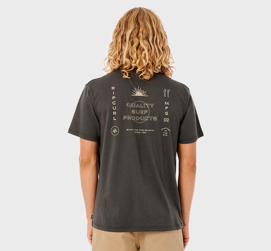 REMERA RIP CURL REGULAR SEARCHERS EARTH BLACK JH