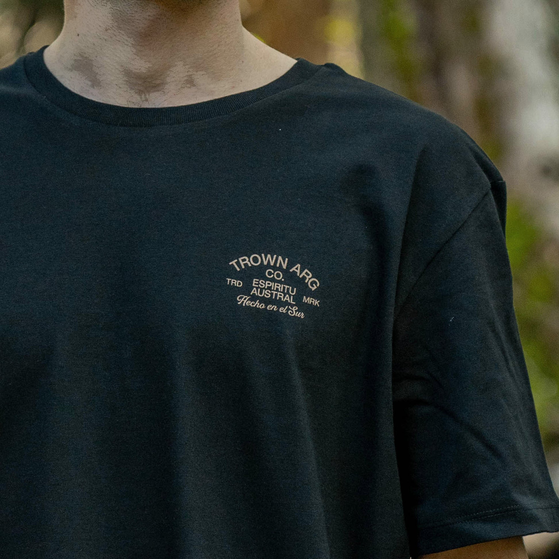 REMERA TROWN LOGO BLACK - Cross the line