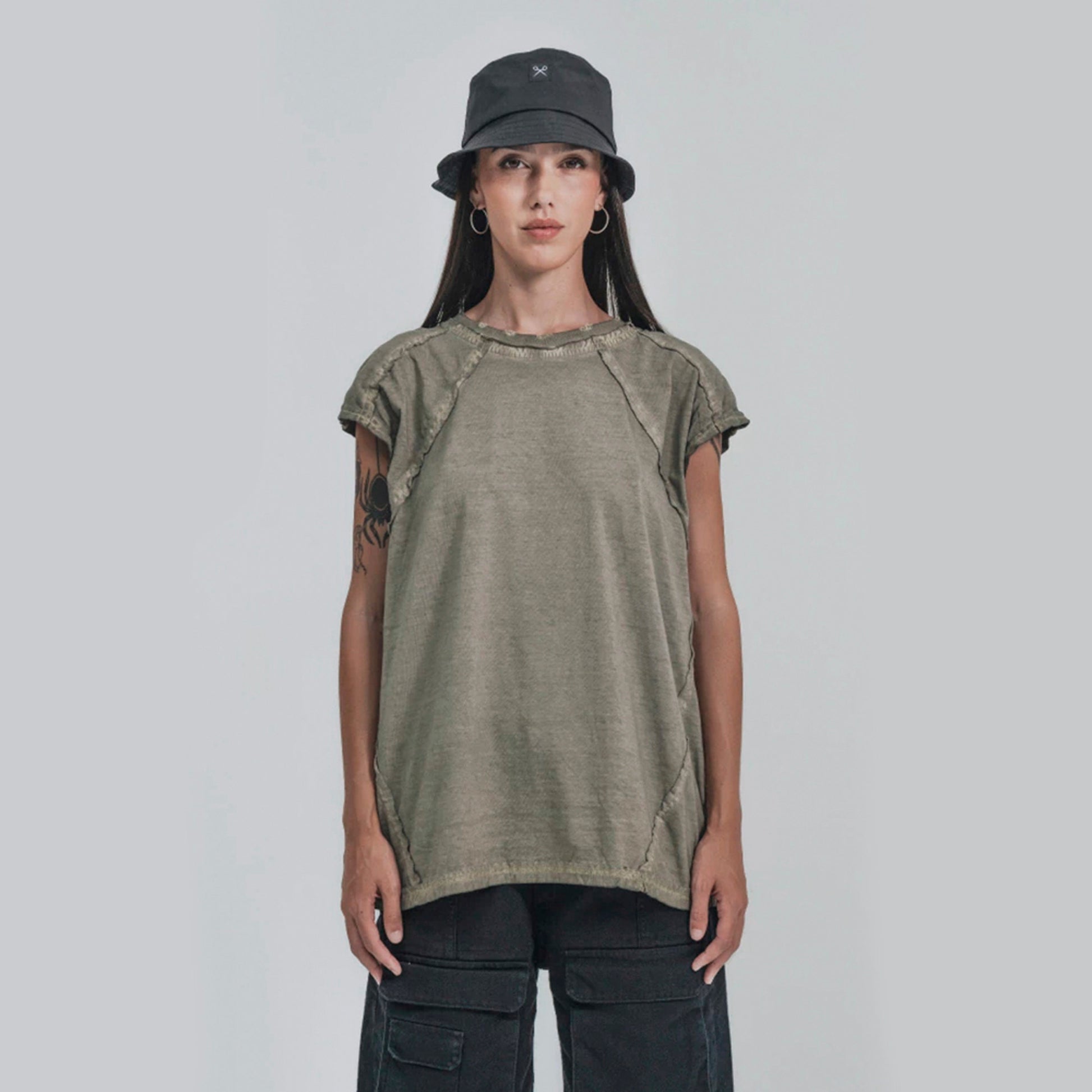 MUSCULOSA LUXO FUTURO OLIVA - Cross the line
