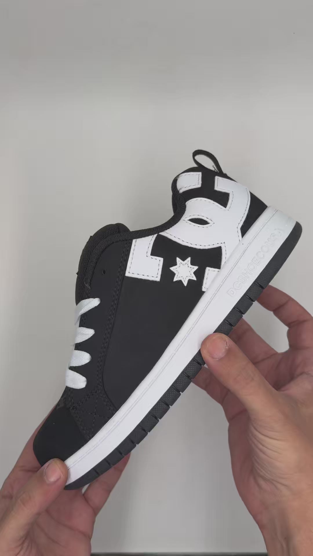 ZAPATILLAS DC COURT GRAFFIK (BKW) YOUTH/NIÑOS